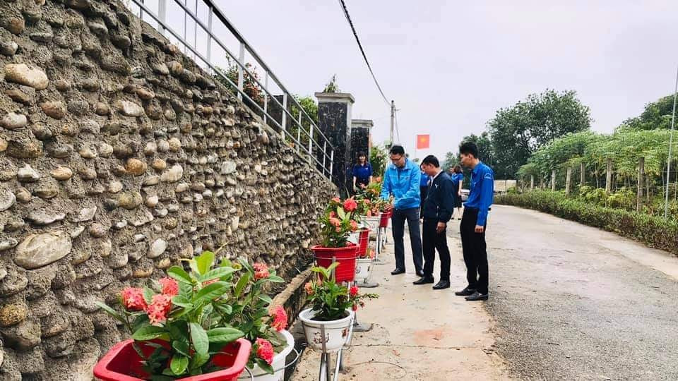 Thanh niên Hà Tĩnh làm đường hoa chào mừng Đại hội Đảng bộ tỉnh ảnh 5