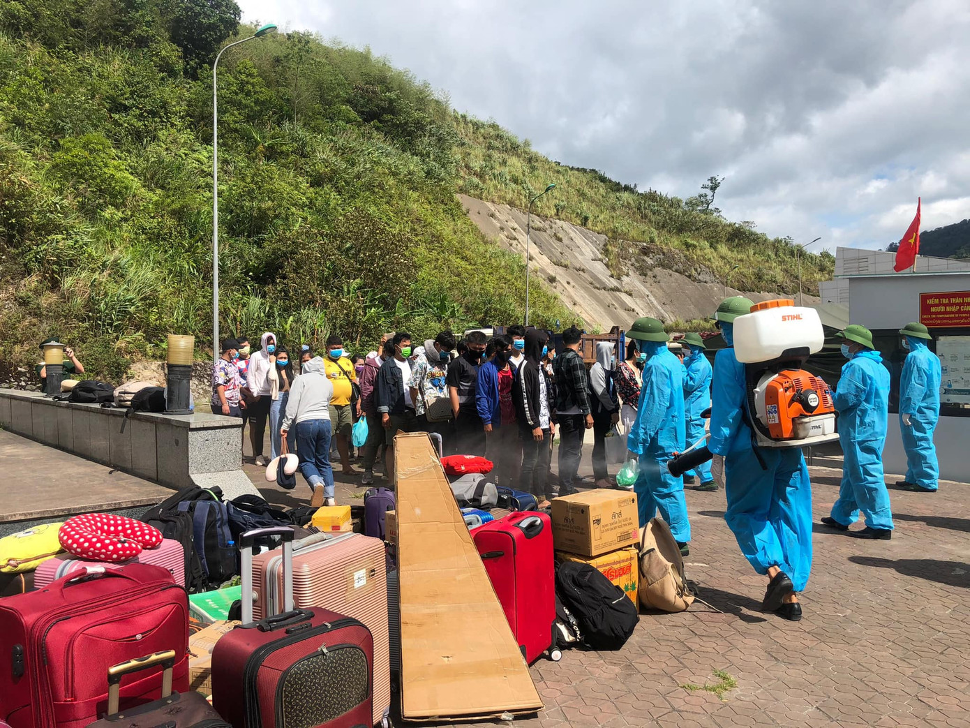 Hà Tĩnh đón, cách ly 500 sinh viên Lào trở lại học tập ảnh 1