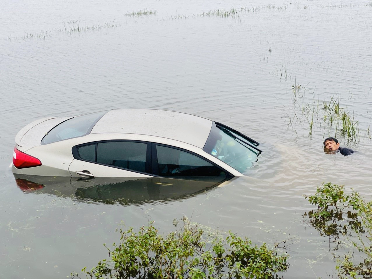 Lũ cuồn cuộn, đường tránh Hà Tĩnh ách tắc hàng chục km ảnh 6