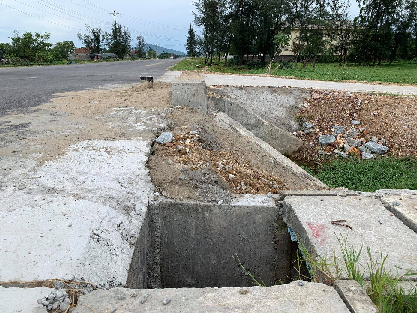 Vụ cháu bé rơi xuống hố ga không nắp tử vong: Ai nhận trách nhiệm? ảnh 4