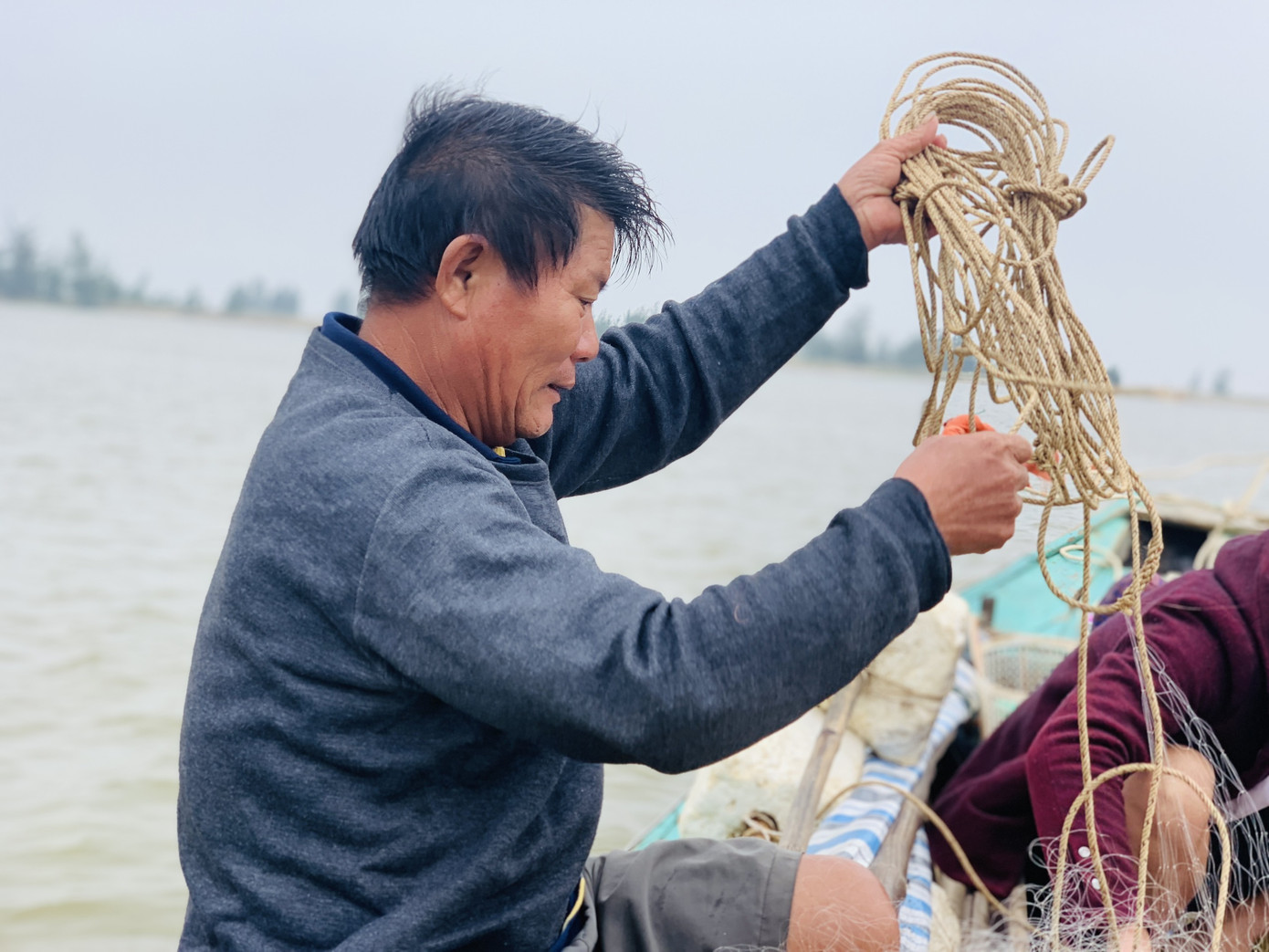 Ngư dân Hà Tĩnh hồ hởi ra khơi vớt 'lộc trời' sau bão lũ ảnh 3