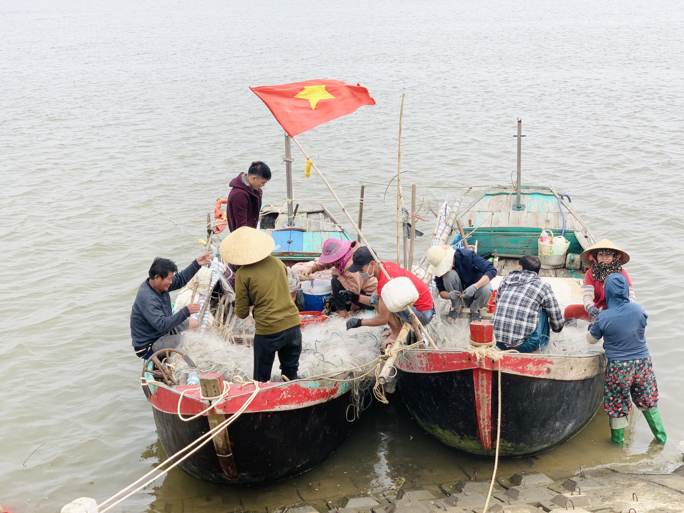 Ngư dân Hà Tĩnh hồ hởi ra khơi vớt 'lộc trời' sau bão lũ ảnh 13