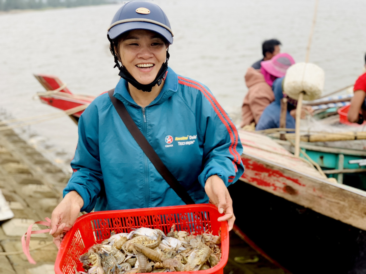 Ngư dân Hà Tĩnh hồ hởi ra khơi vớt 'lộc trời' sau bão lũ ảnh 6
