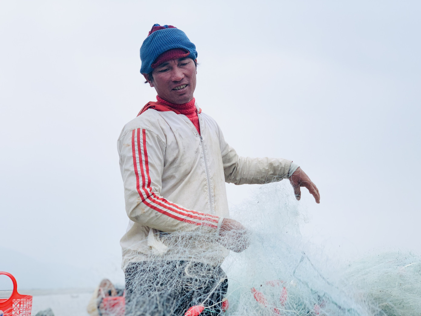 Ngư dân Hà Tĩnh hồ hởi ra khơi vớt 'lộc trời' sau bão lũ ảnh 11