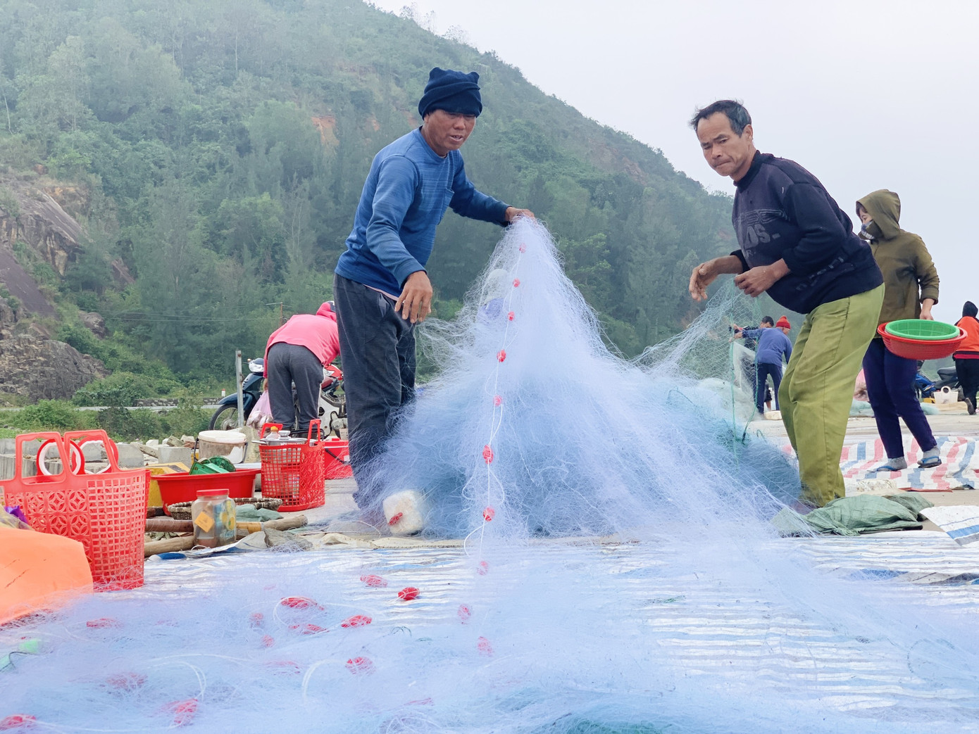 Ngư dân Hà Tĩnh hồ hởi ra khơi vớt 'lộc trời' sau bão lũ ảnh 10