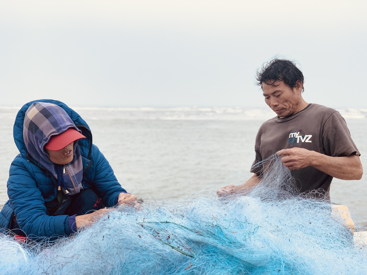 Ngư dân Hà Tĩnh hồ hởi ra khơi vớt 'lộc trời' sau bão lũ ảnh 8