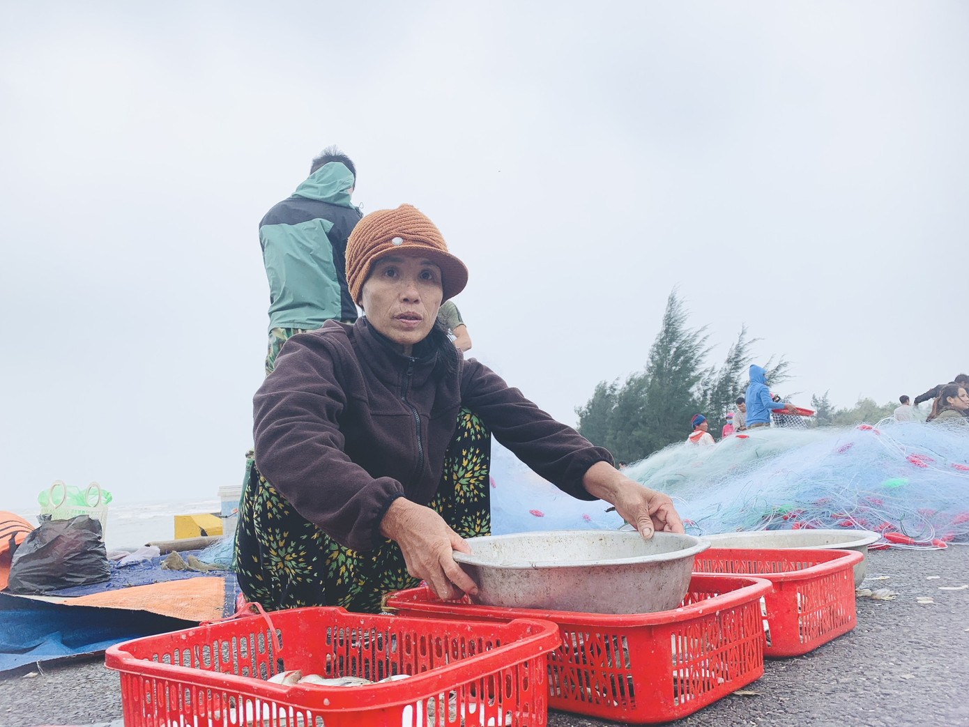 Ngư dân Hà Tĩnh hồ hởi ra khơi vớt 'lộc trời' sau bão lũ ảnh 15