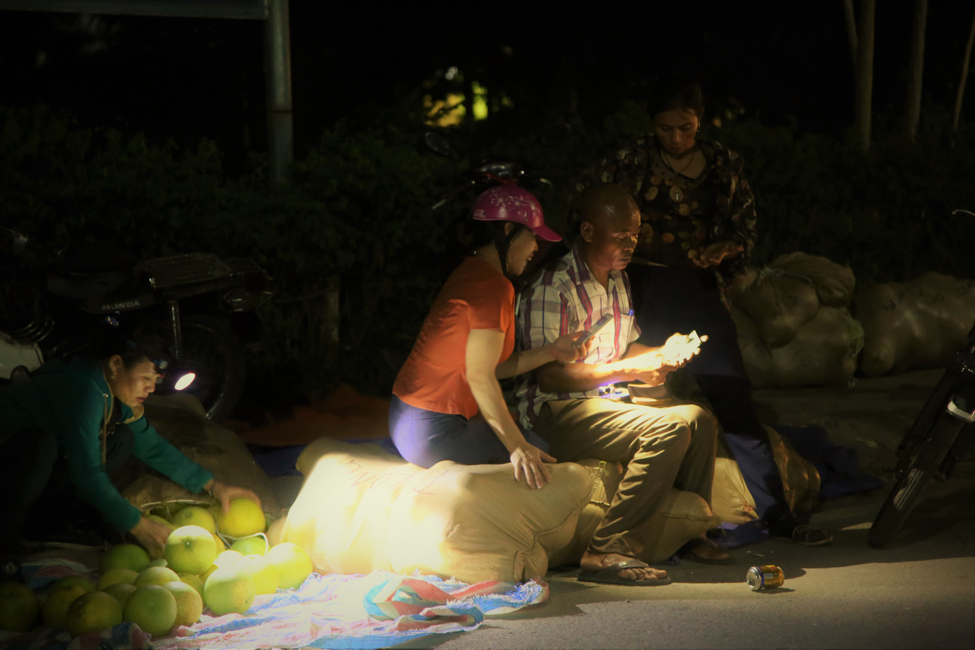 Bưởi đặc sản vào vụ, trăm người soi đèn thức trắng bán ở chợ đêm ảnh 10