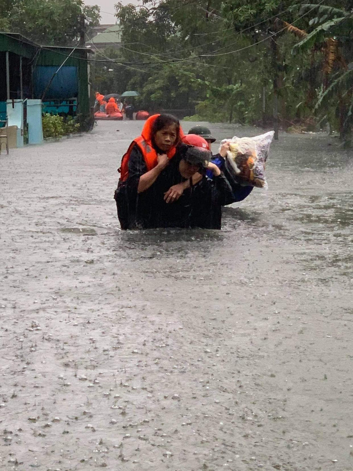 Giải cứu người dân bị mắc kẹt trong biển nước ảnh 8