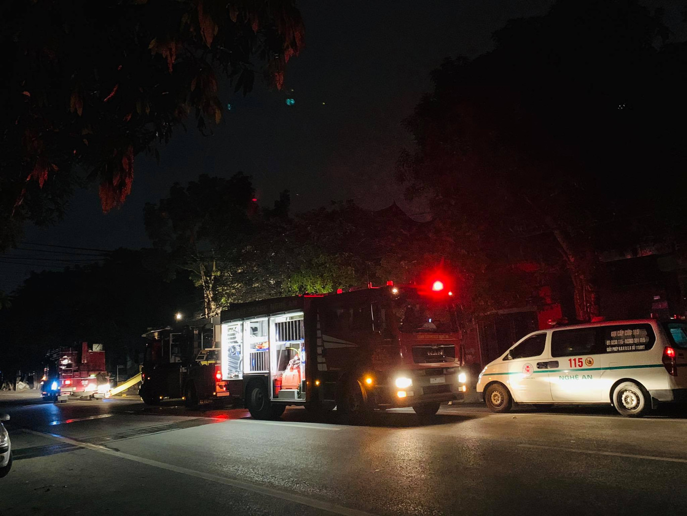 Nam thanh niên bỏ ý định tự tử sau hơn 2 giờ 'cố thủ' trên nóc nhà ảnh 11