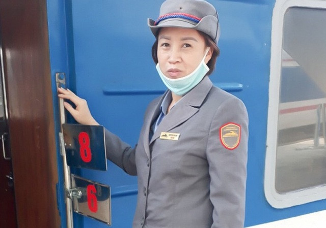 Nữ nhân viên đường sắt trả lại hàng chục triệu đồng cho người đánh rơi ảnh 1