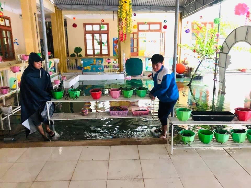 460 đội thanh niên tình nguyện đến từng nhà giúp dân chạy lũ ảnh 11