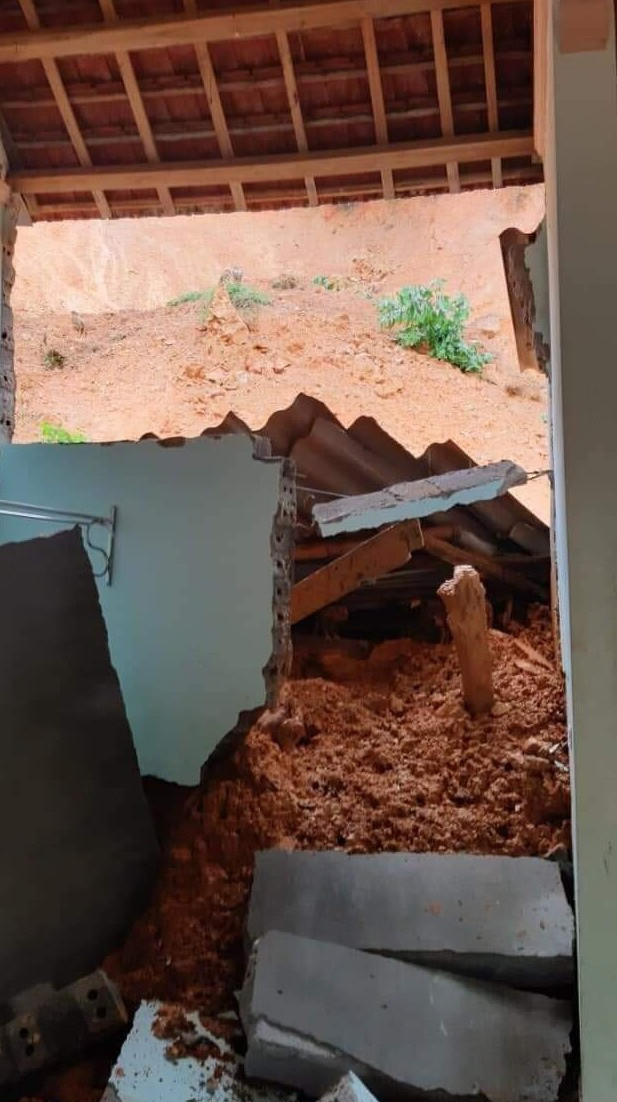 Đồi núi lở, đất đá tràn xuống ‘uy hiếp’ hàng trăm hộ dân miền núi Nghệ An ảnh 9