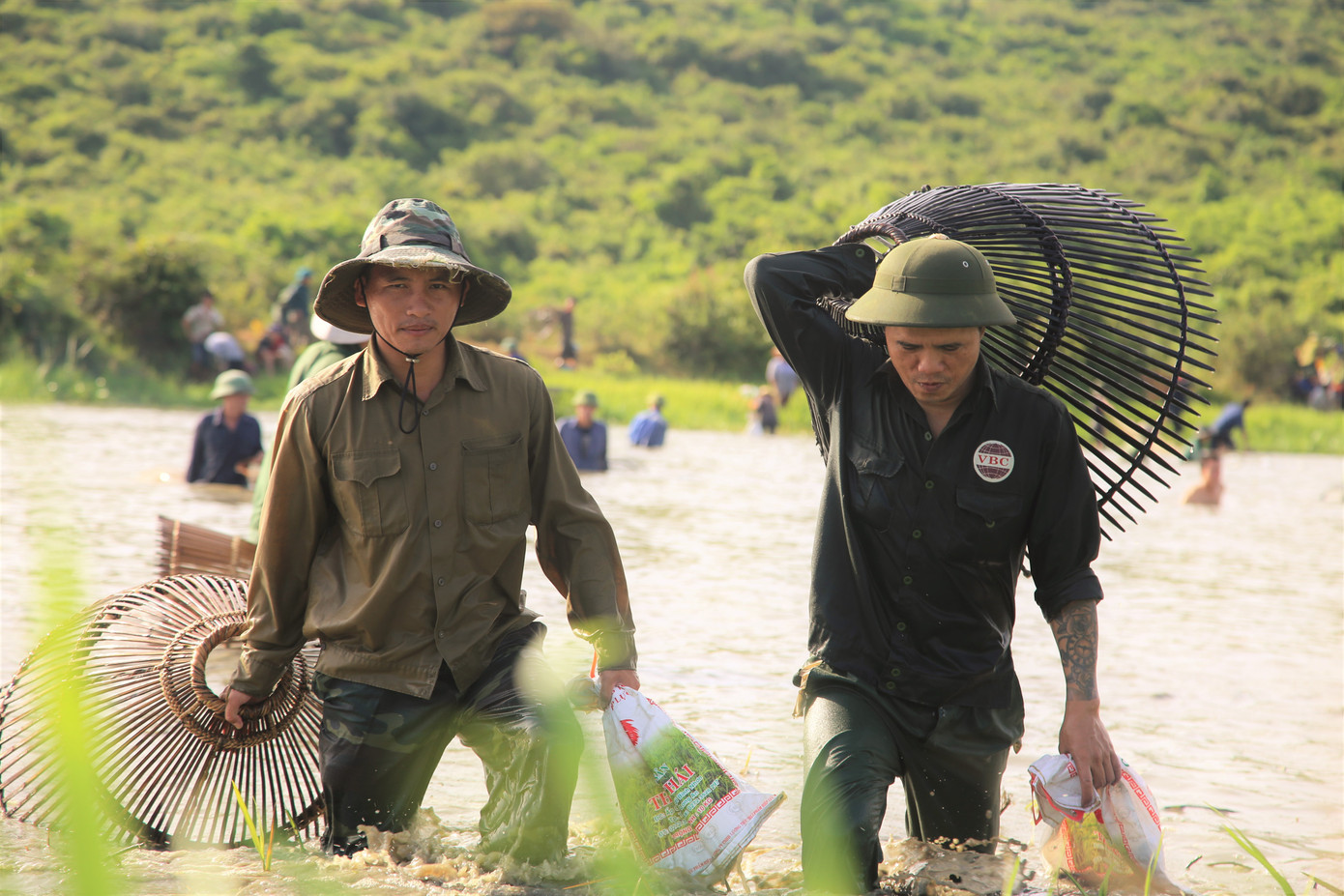 Sau tiếng hô lớn, hàng trăm người dân nhào xuống Đầm Vực bắt cá ảnh 14