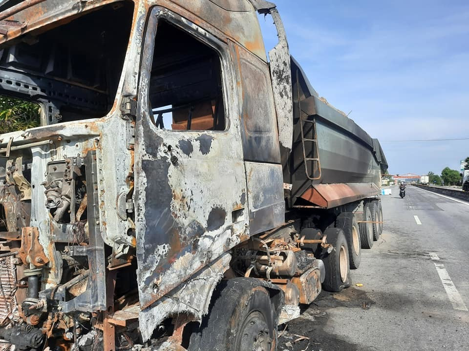 Đang chở cát trên đường, xe tải bất ngờ bốc cháy ngùn ngụt trên QL1A ảnh 2