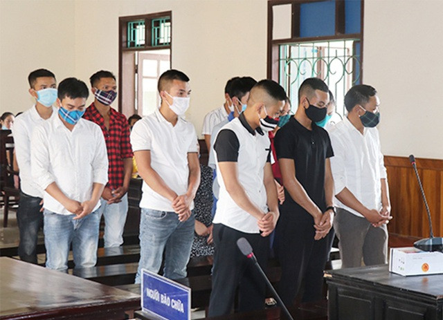 Rủ nhau đóng giả cán bộ ngân hàng, nhân viên thuế lừa đảo chiếm đoạt tài sản ảnh 1