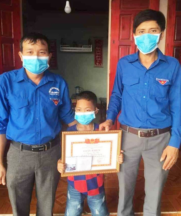 Cậu bé 8 tuổi dùng sào tre cứu hai em nhỏ đuối nước ảnh 1