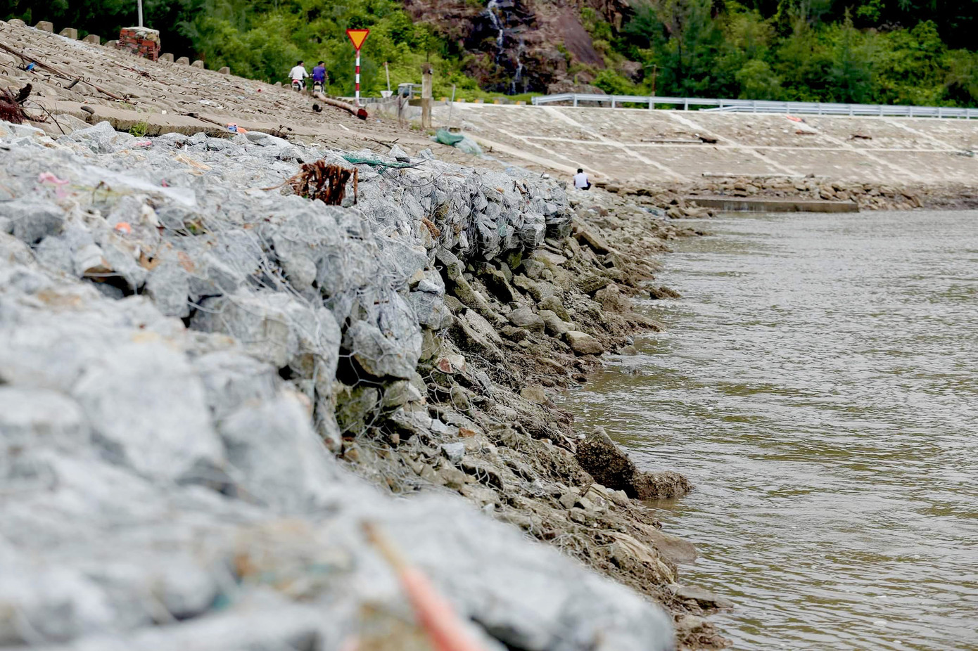 Đê chắn sóng 300 tỷ ở Hà Tĩnh sạt lở, đứt gãy sau bão số 5 ảnh 3