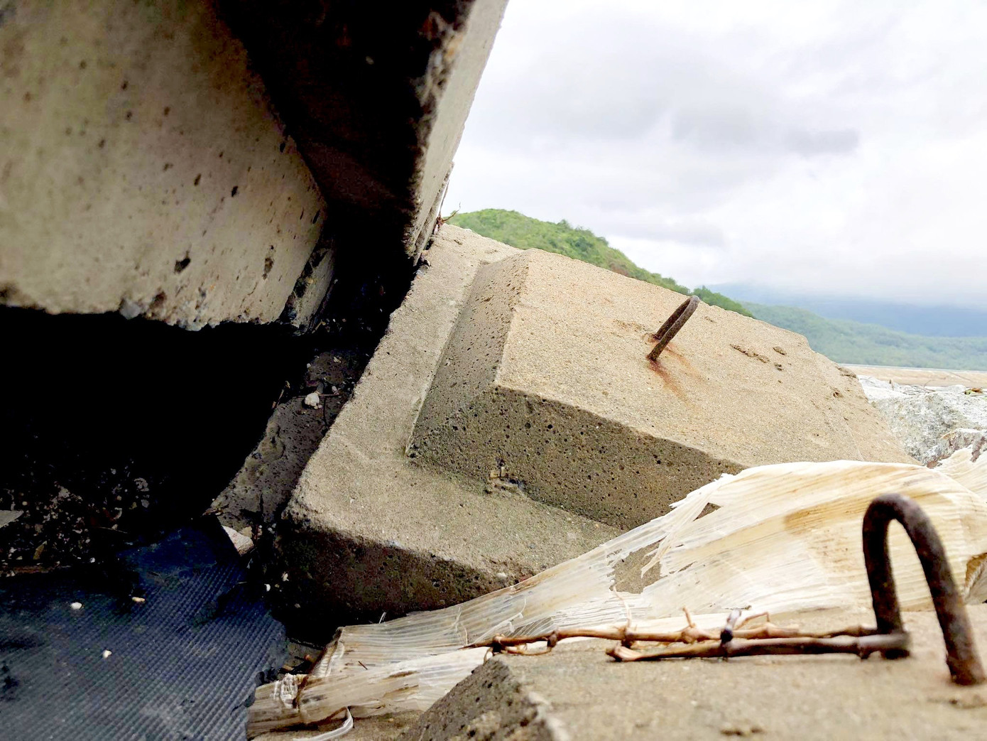 Đê chắn sóng 300 tỷ ở Hà Tĩnh sạt lở, đứt gãy sau bão số 5 ảnh 8