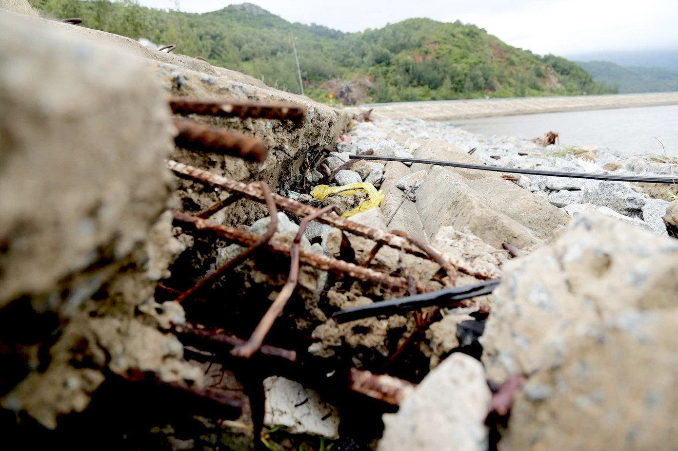 Đê chắn sóng 300 tỷ ở Hà Tĩnh sạt lở, đứt gãy sau bão số 5 ảnh 4