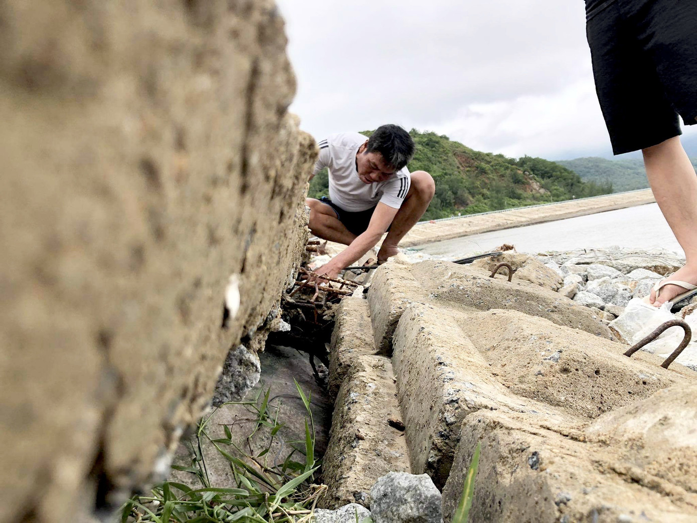 Đê chắn sóng 300 tỷ ở Hà Tĩnh sạt lở, đứt gãy sau bão số 5 ảnh 6