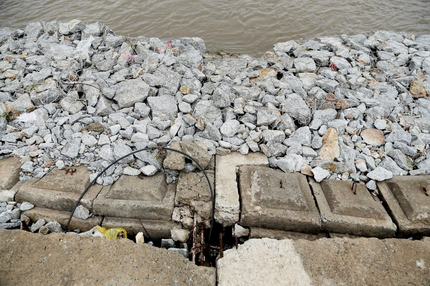 Đê chắn sóng 300 tỷ ở Hà Tĩnh sạt lở, đứt gãy sau bão số 5 ảnh 5