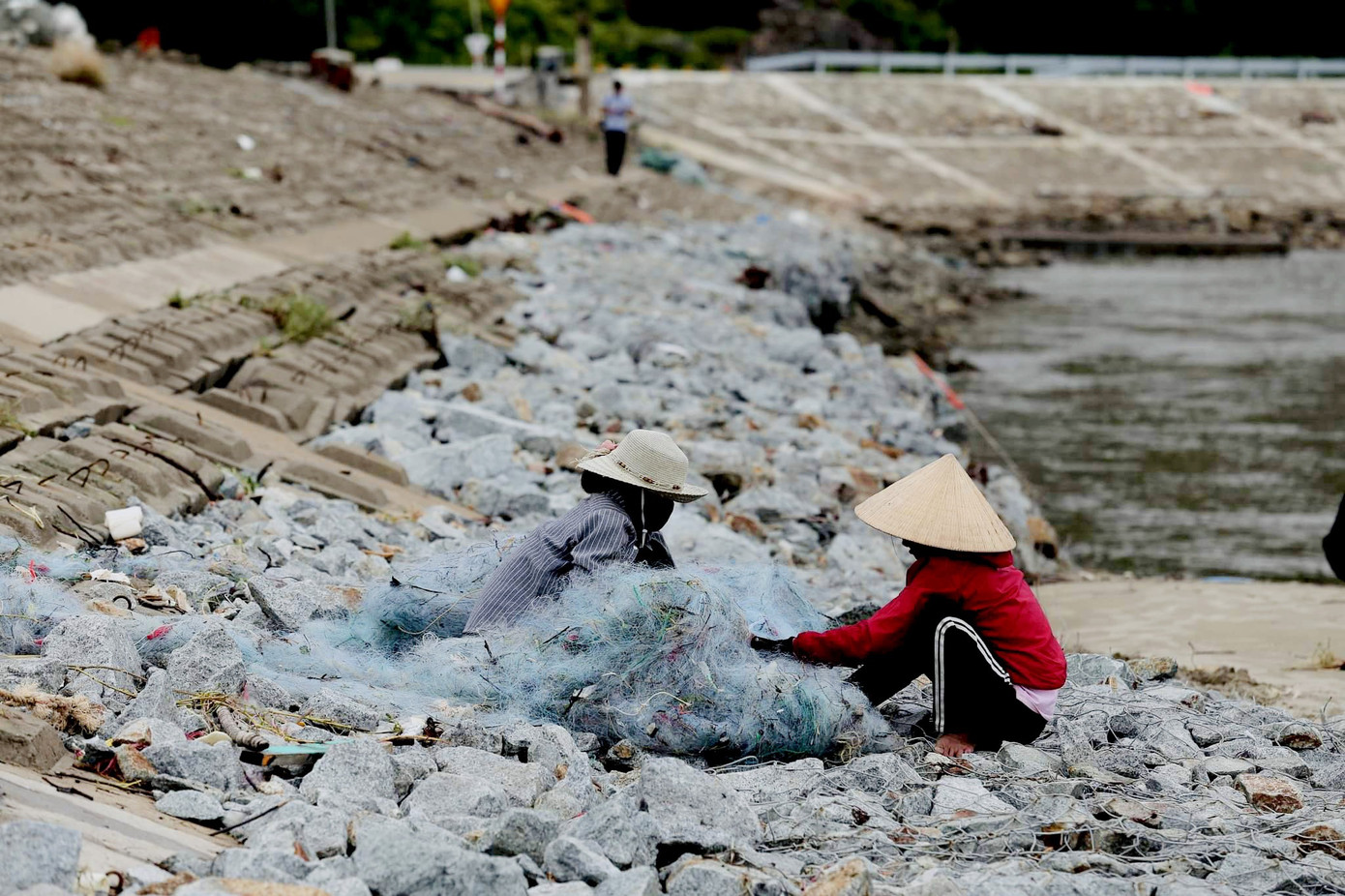 Đê chắn sóng 300 tỷ ở Hà Tĩnh sạt lở, đứt gãy sau bão số 5 ảnh 10