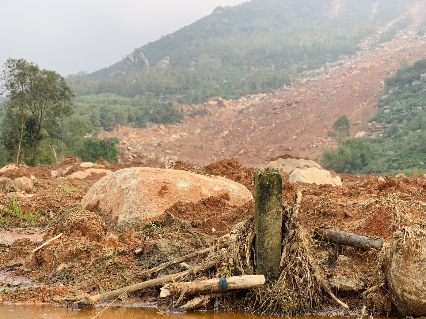  Núi lở, nhiều khối đất đá 'khổng lồ' đổ xuống ruộng ảnh 8