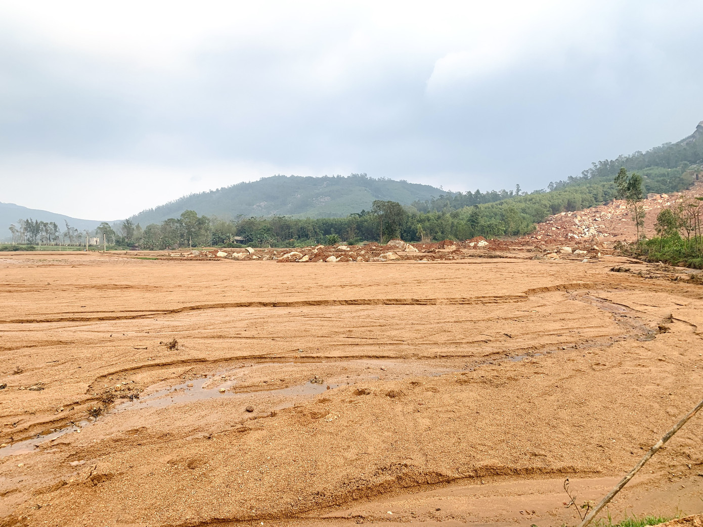  Núi lở, nhiều khối đất đá 'khổng lồ' đổ xuống ruộng ảnh 9