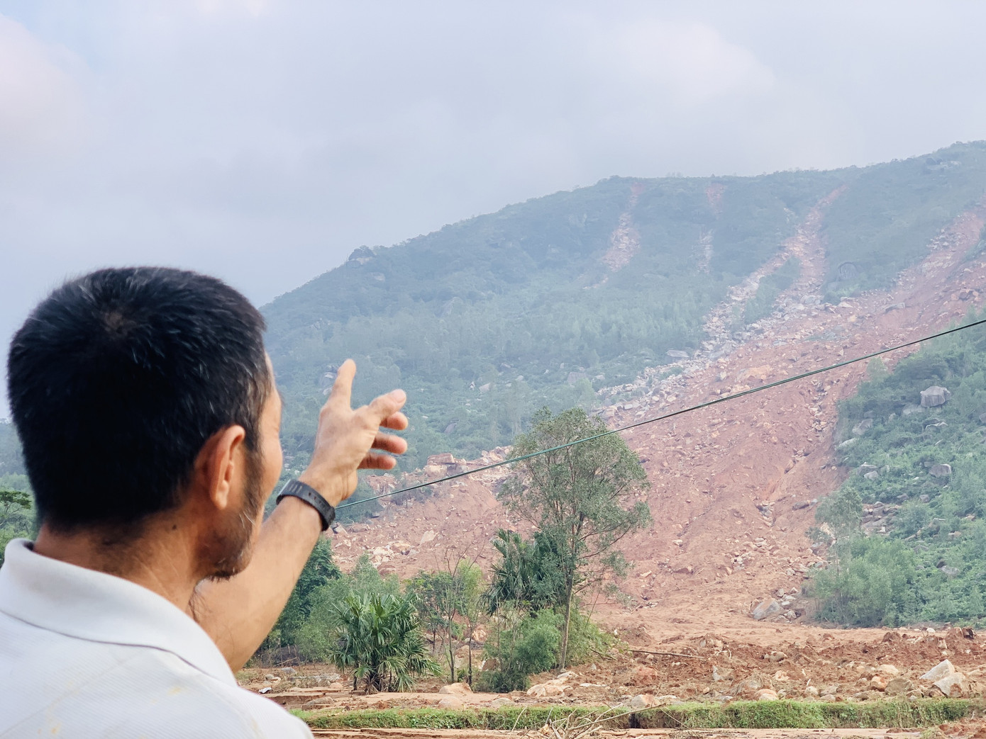  Núi lở, nhiều khối đất đá 'khổng lồ' đổ xuống ruộng ảnh 6