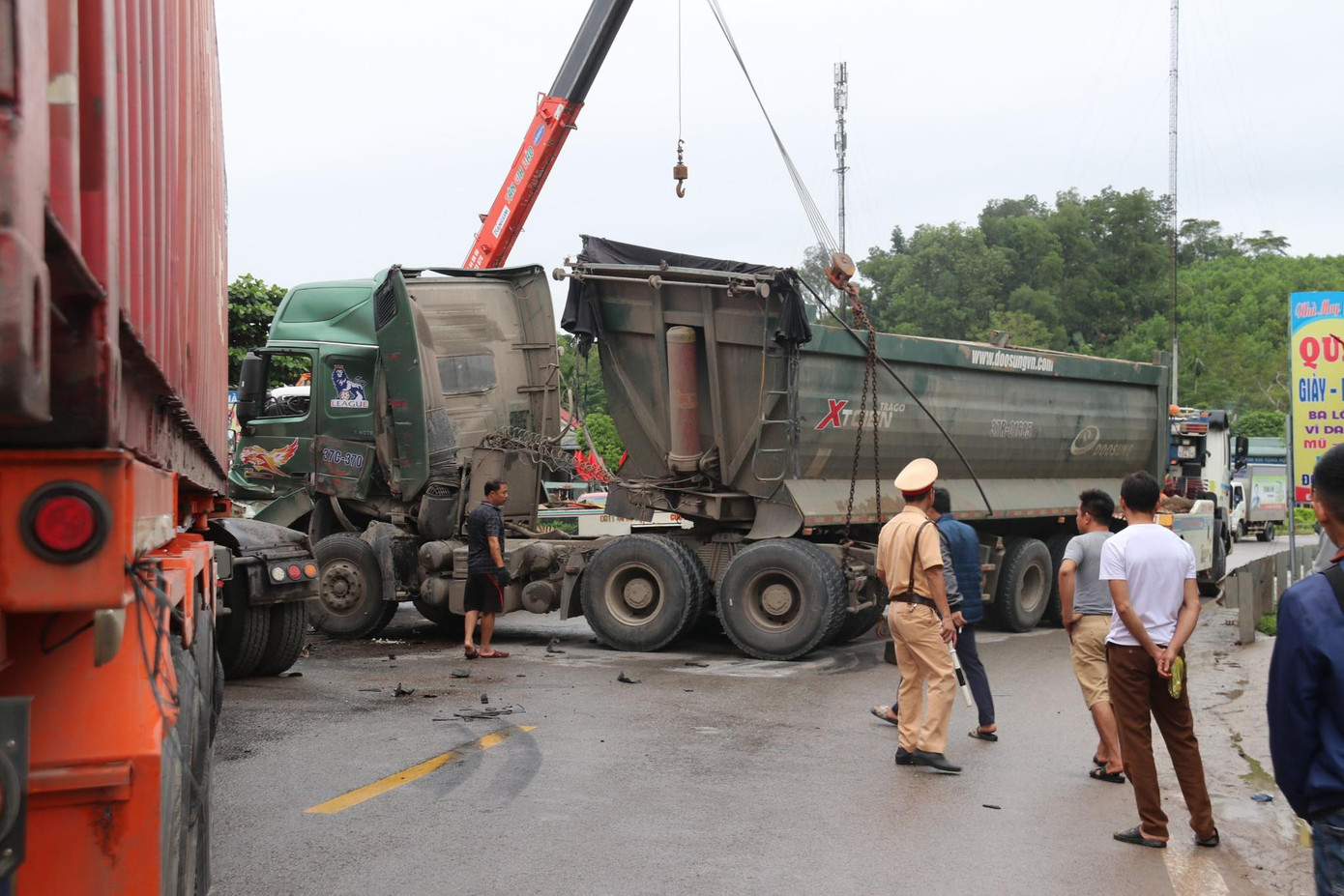 Xe tải và container nát bét sau va chạm, hai tài xế may mắn thoát nạn ảnh 2