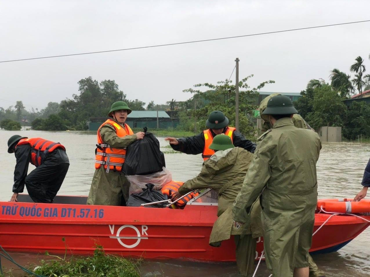 Thanh niên Hà Tĩnh, Nghệ An nấu bánh chưng, hỗ trợ bà con vùng lũ ảnh 4