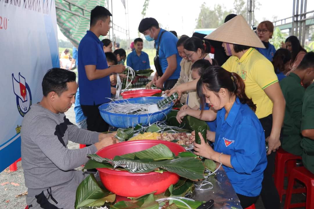 Thanh niên Hà Tĩnh, Nghệ An nấu bánh chưng, hỗ trợ bà con vùng lũ ảnh 6