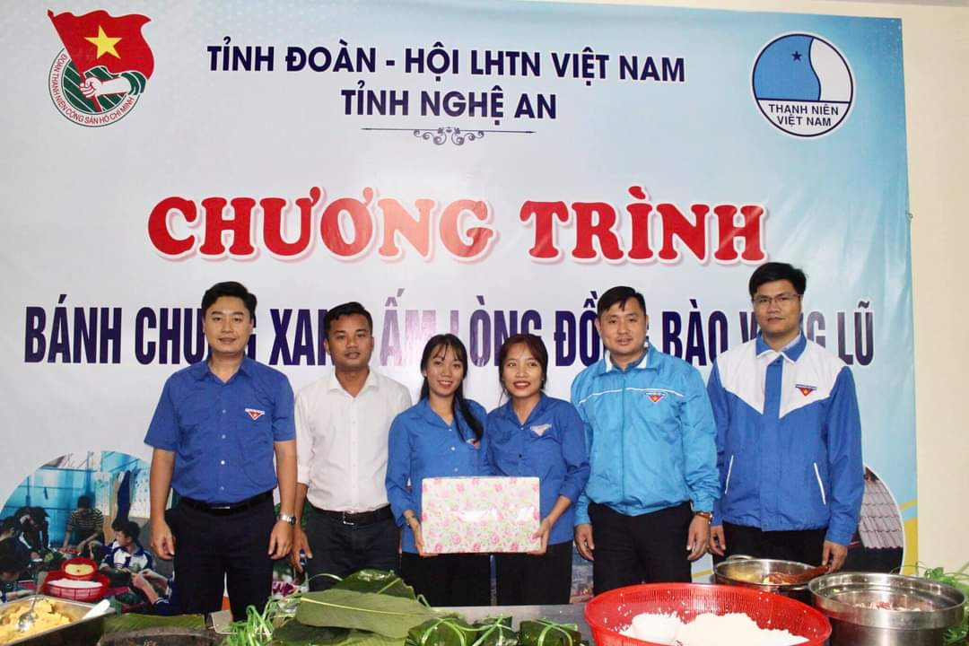 Thanh niên Hà Tĩnh, Nghệ An nấu bánh chưng, hỗ trợ bà con vùng lũ ảnh 7