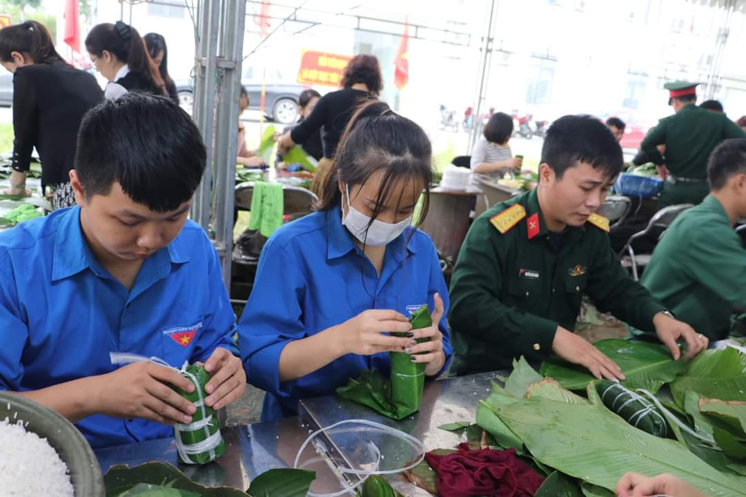 Thanh niên Hà Tĩnh, Nghệ An nấu bánh chưng, hỗ trợ bà con vùng lũ ảnh 9