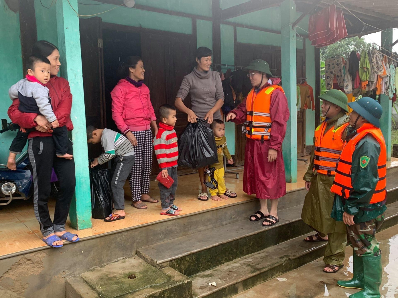 Thanh niên Hà Tĩnh, Nghệ An nấu bánh chưng, hỗ trợ bà con vùng lũ ảnh 5