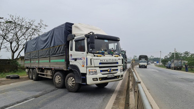 Bị CSGT lập biên bản, tài xế đánh lái cho xe tải chắn ngang QL1A ảnh 1