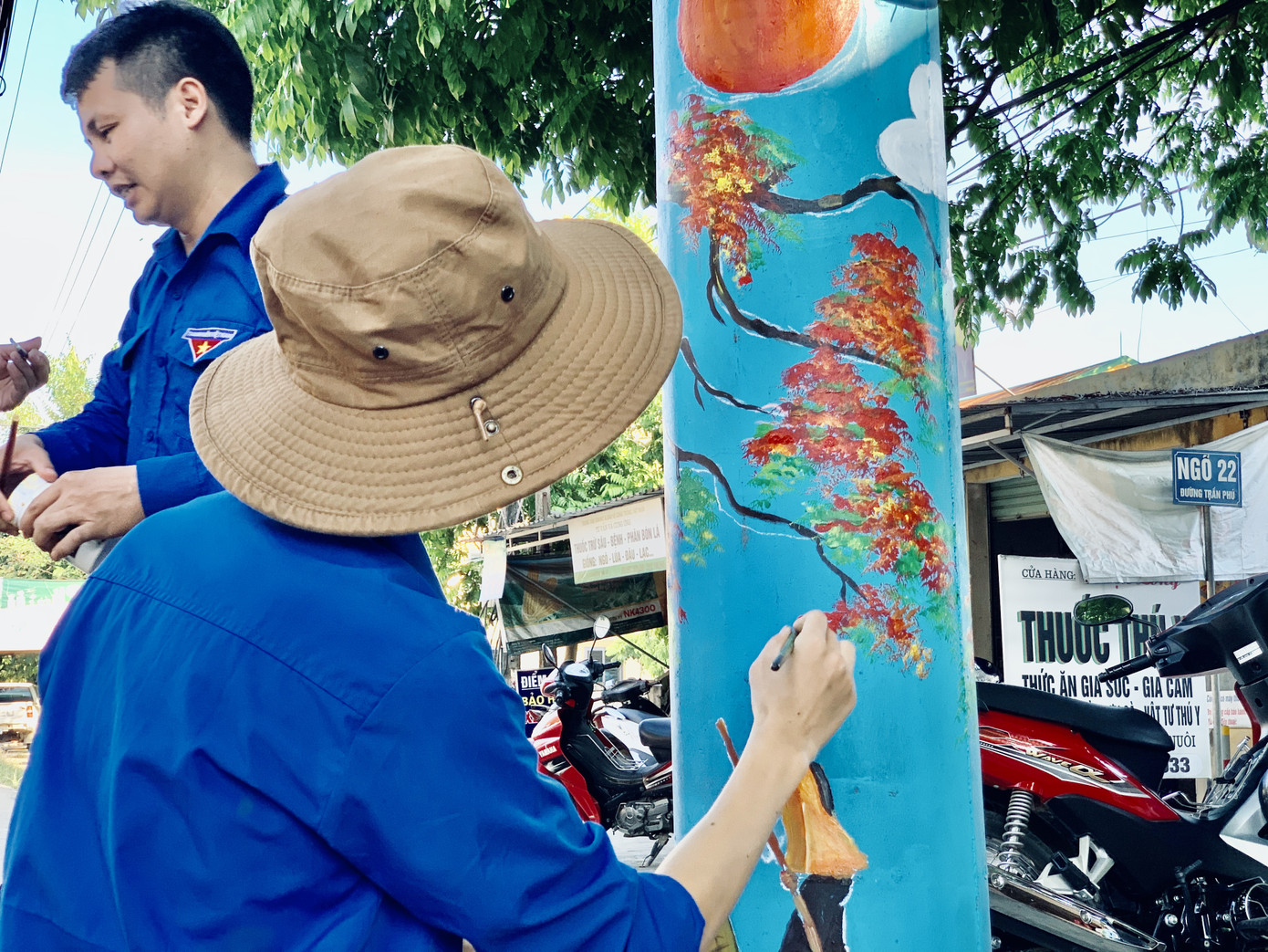 Cột điện ‘nở hoa’ giữa phố núi Hà Tĩnh ảnh 12