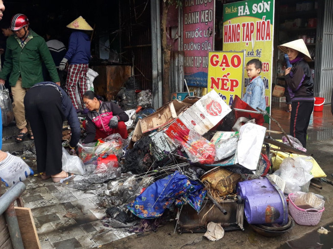 Cháy cửa hàng tạp hóa, nhiều mặt hàng bán tết biến thành than ảnh 2