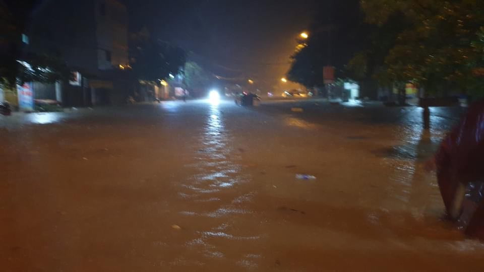 Mưa to không ngớt, người dân Nghệ An trắng đêm dọn đồ chạy lũ ảnh 2