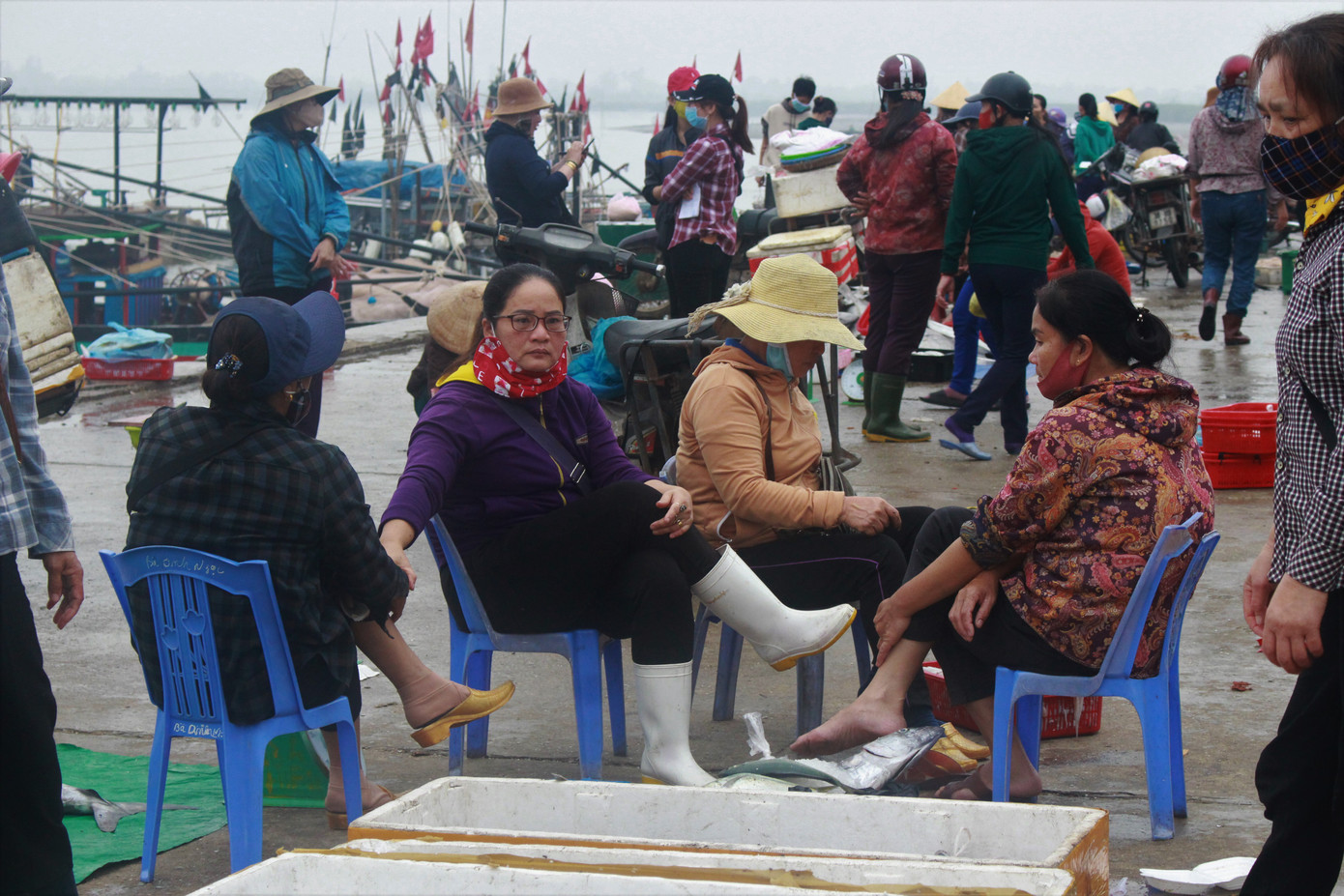 Cảng cá Hà Tĩnh tấp nập người bán, kẻ mua giữa mùa dịch COVID - 19 ảnh 3