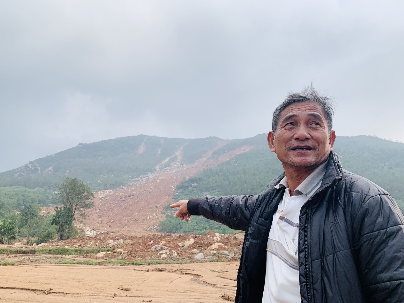  Núi lở, nhiều khối đất đá 'khổng lồ' đổ xuống ruộng ảnh 11