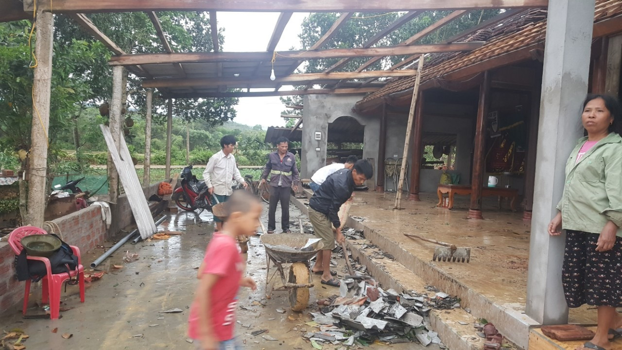Lốc xoáy khủng khiếp khiến hơn 150 ngôi nhà bị tốc mái ở Hà Tĩnh ảnh 4