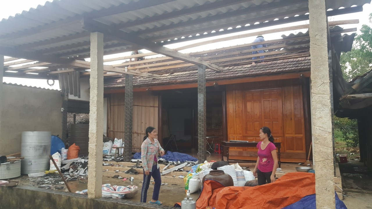 Lốc xoáy khủng khiếp khiến hơn 150 ngôi nhà bị tốc mái ở Hà Tĩnh ảnh 1