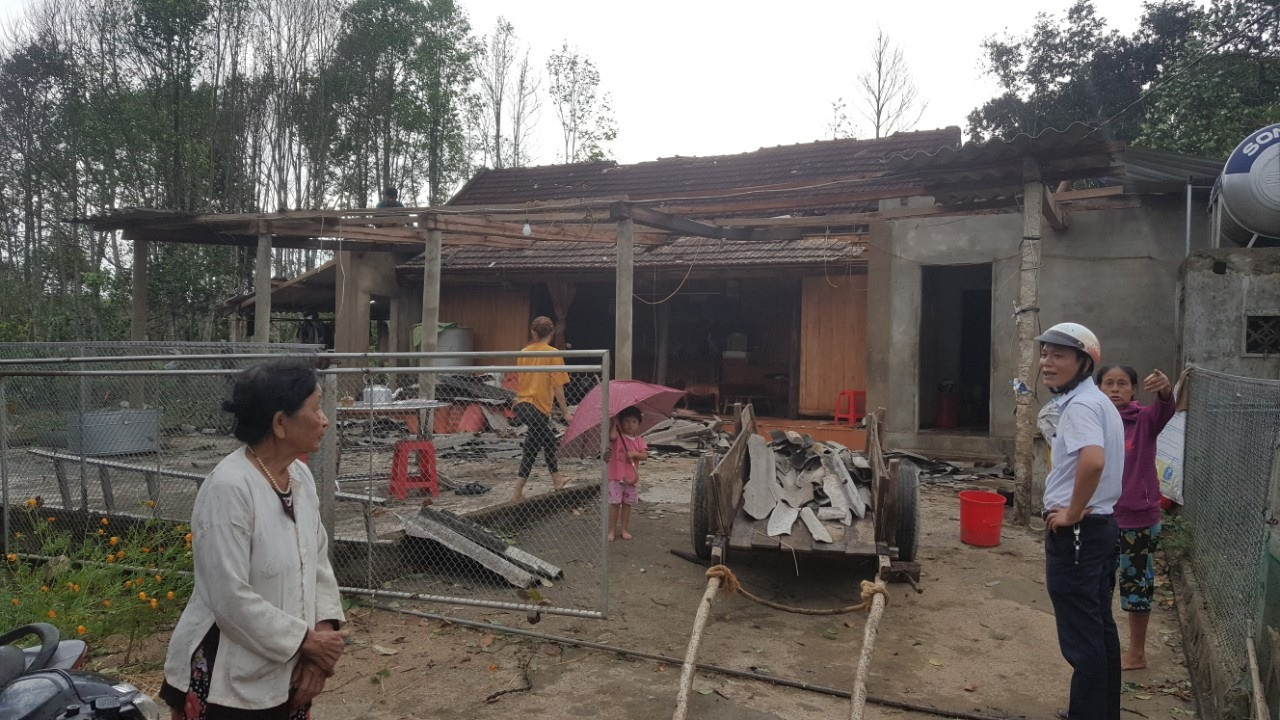 Lốc xoáy khủng khiếp khiến hơn 150 ngôi nhà bị tốc mái ở Hà Tĩnh ảnh 3