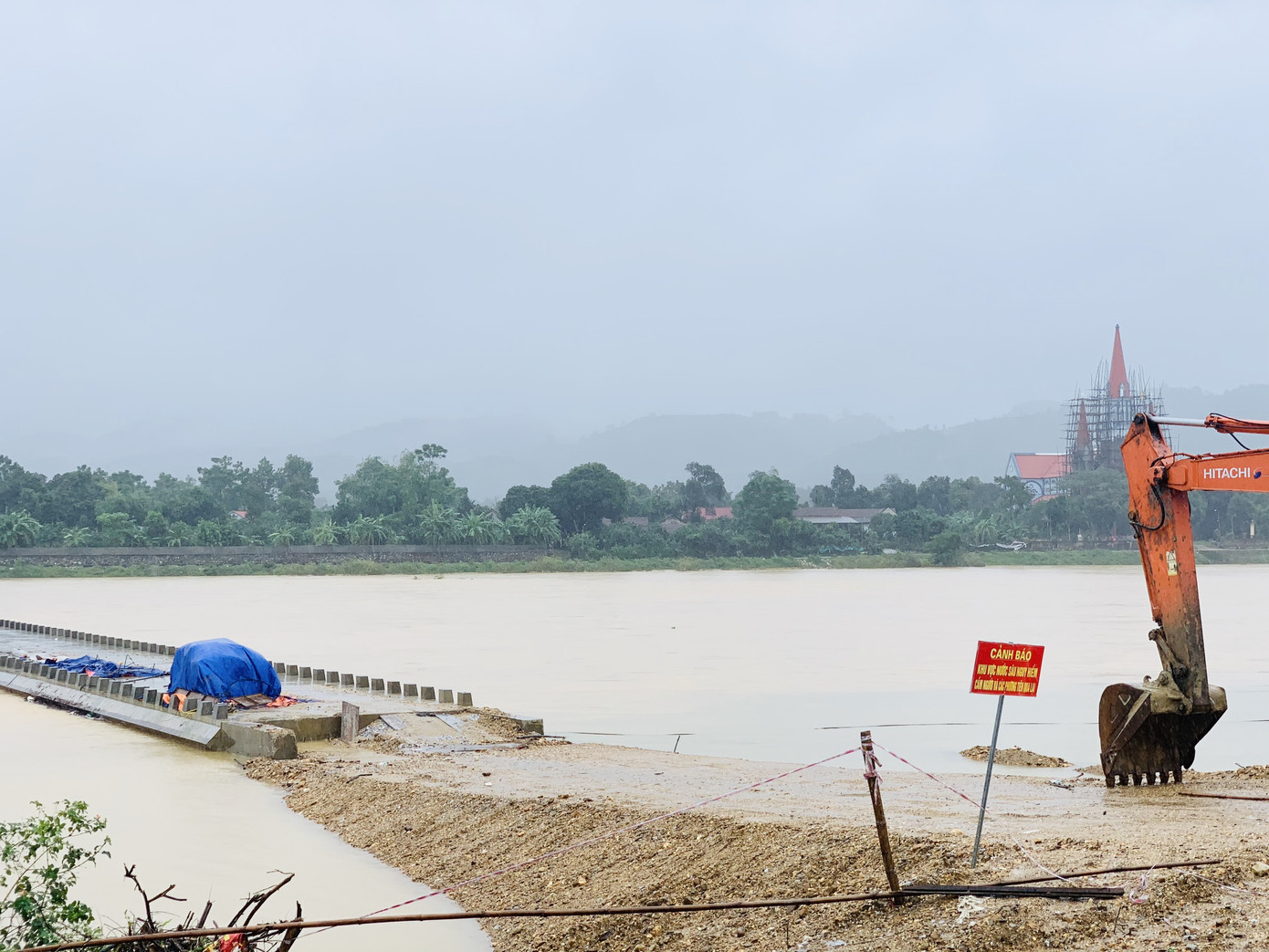 Hà Tĩnh mưa mù trời, dân leo gác mái tránh lũ ảnh 9