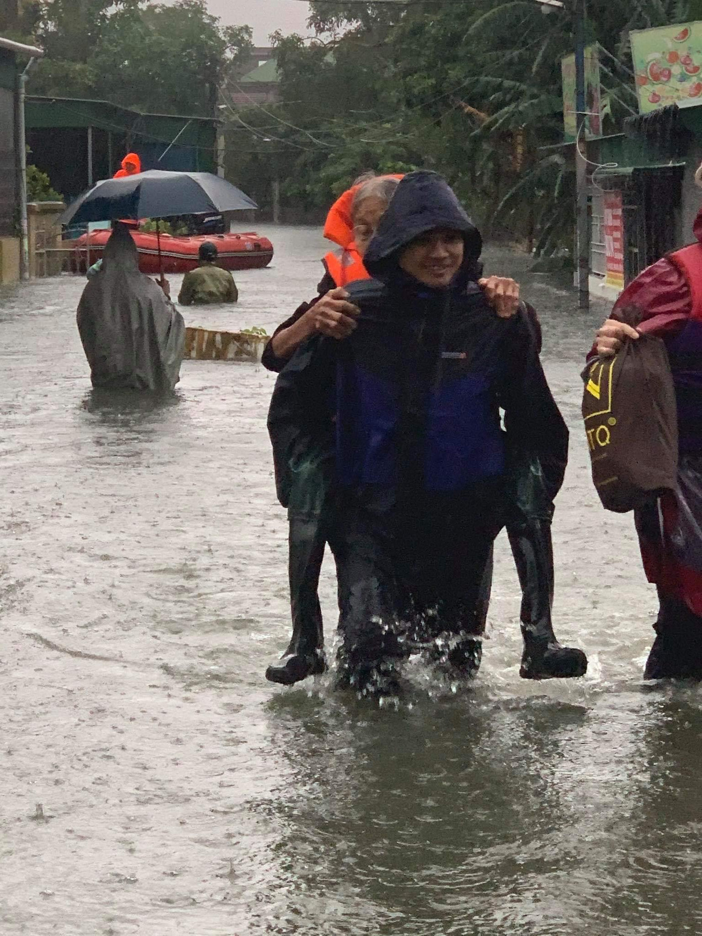 460 đội thanh niên tình nguyện đến từng nhà giúp dân chạy lũ ảnh 3
