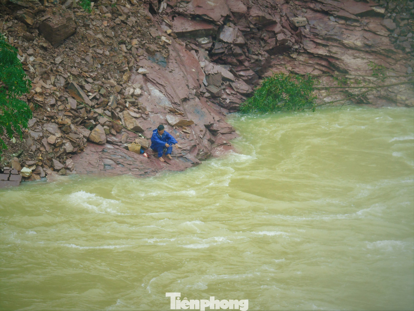 Hàng chục người bất chấp hồ xả lũ vẫn săn bắt cá dưới dòng nước xiết ảnh 6