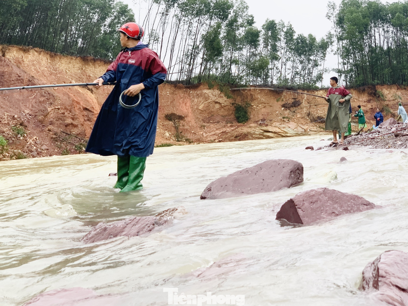 Hàng chục người bất chấp hồ xả lũ vẫn săn bắt cá dưới dòng nước xiết ảnh 10