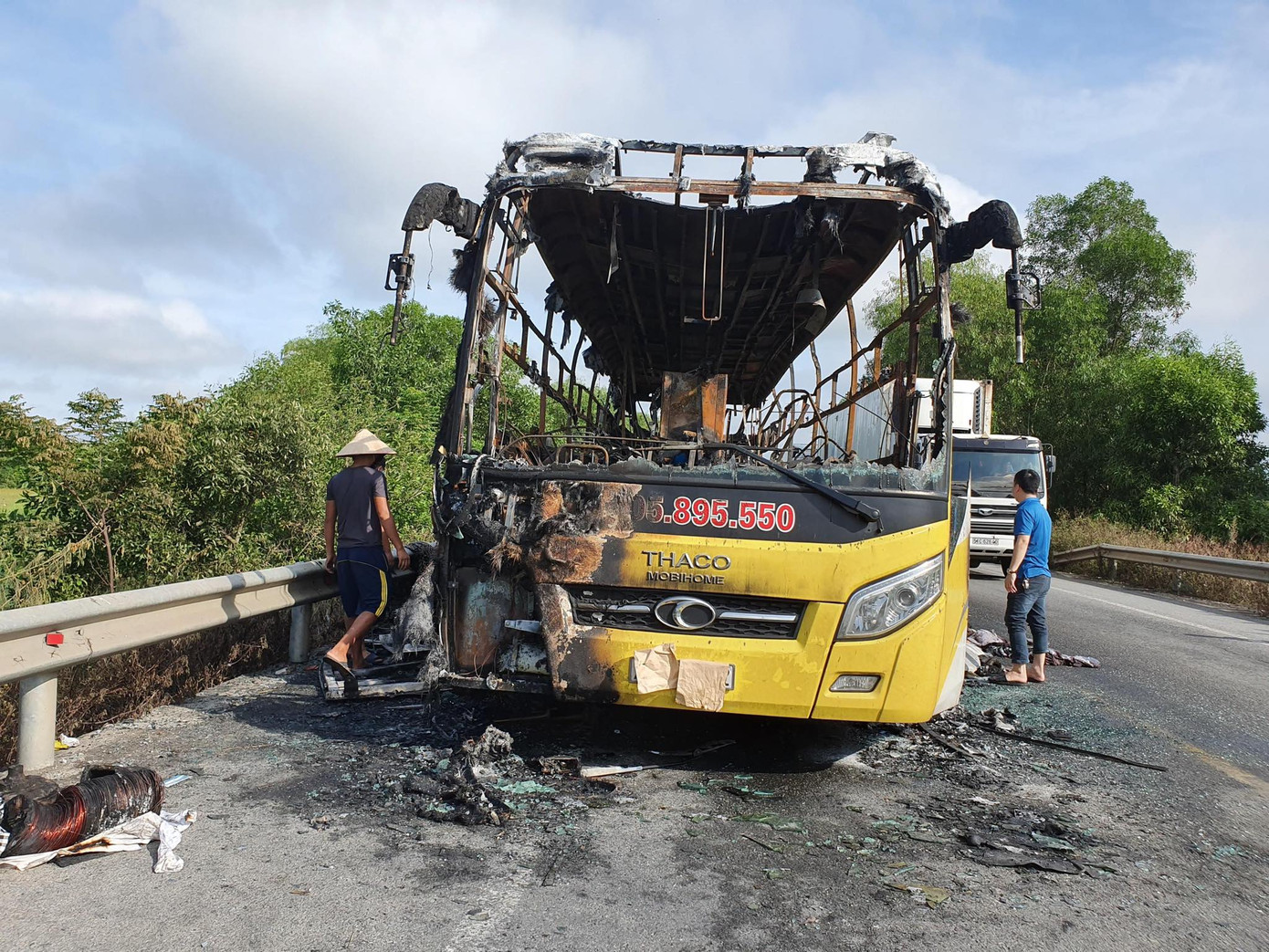 Xe giường nằm bốc cháy ngùn ngụt khi đang chở khách trên đường ảnh 4
